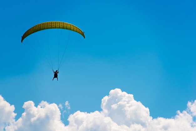 Foto paracaídas sobre el cielo azul paracaídas volar deportes extremos concept photo