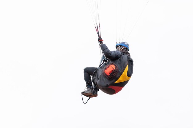 Foto paracaidista de deportes extremos de paracaidismo con un paracaídas desplegado