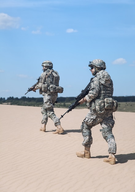 Paracaidista dos estados unidos no ar