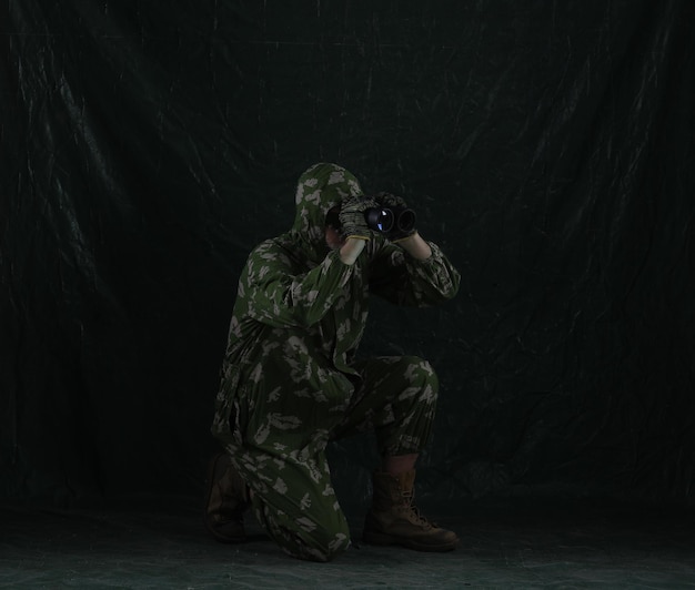 paracaidista militar en un fondo verde