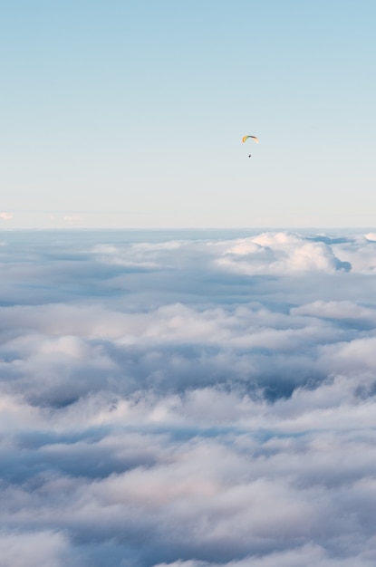 paracaidista volando por encima de las nubes