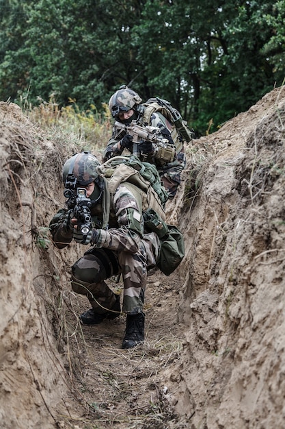 Paracaidistas del 1er Regimiento de Paracaidistas de Infantería de Marina francés RPIMA en trincheras, apuntando a la vista frontal de la cámara