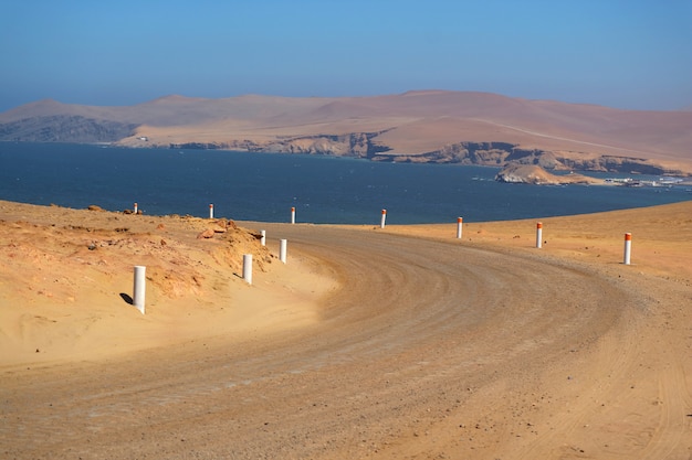 Paracas deserto estrada ao longo do oceano pacífico, paracas national reserve em ica, peru