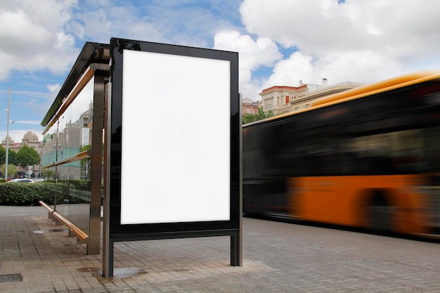 Parada de autobús con cartelera en blanco