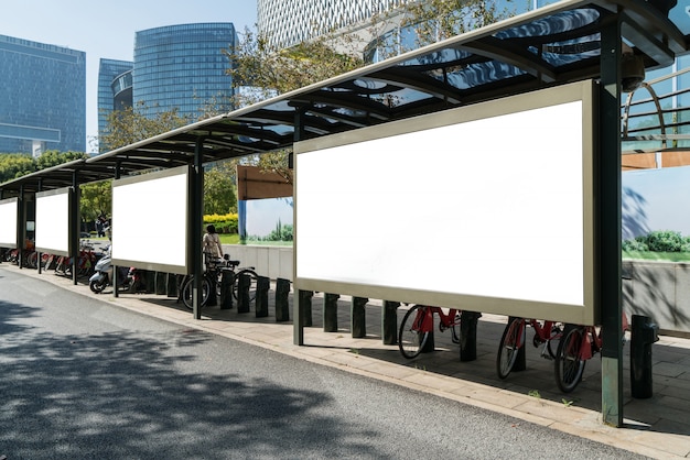 Parada de autobús cartelera en el escenario, hangzhou, china