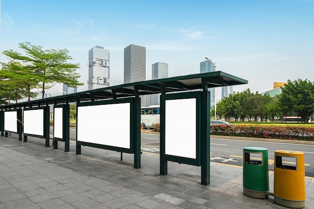 Parada de autobús cartelera en el escenario, shenzhen, china