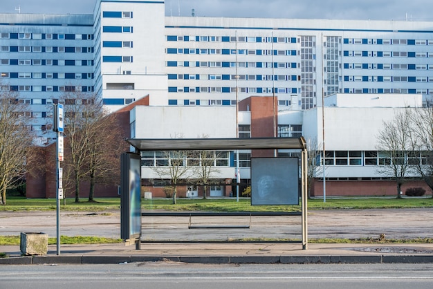 Parada de autobús vacía cerca del hospital en Riga, Letonia