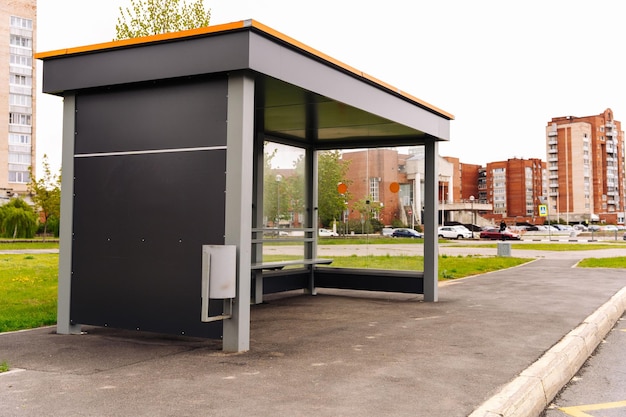 Parada de autobús vacía de metal y vidrio en la ciudad con lugar para publicidad