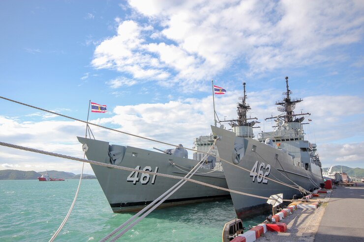 La parada de un barco de batalla cerca de HTMS Chakri Naruebet es la más grande en el acorazado militar tailandés en Chonburi, Tailandia