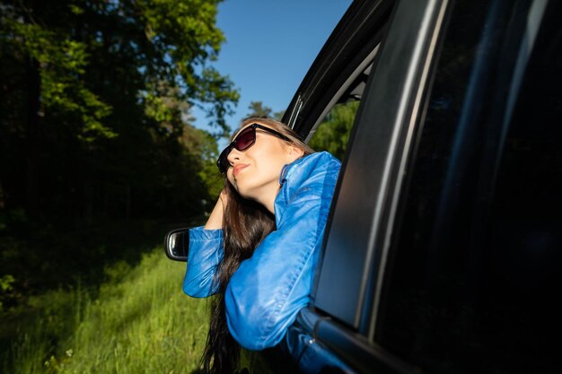 Una parada en el bosque al lado de la carretera durante largos viajes en automóvil de pasajeros para unas vacaciones de ensueño