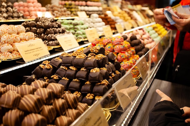 Parada com doces festivos de chocolate tradicionais no mercado de Natal na Europa Mercado de rua de Natal