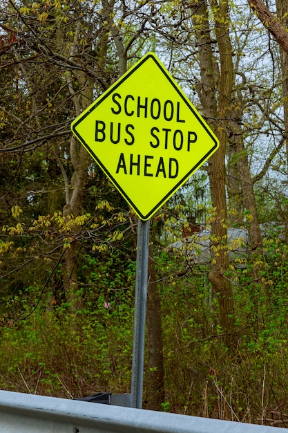 Parada de ônibus escolar aviso sinal de estrada eua rural outback