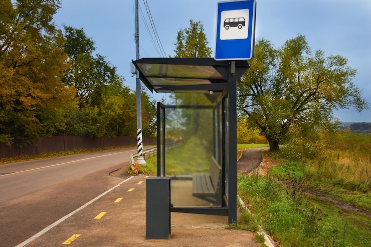 Foto parada de ônibus perto da estrada no dia de outono sem pessoas parada de ônibus vazia com banco perto da estrada