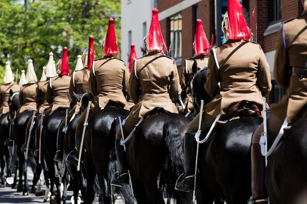 Parada militar montada britânica em uniforme