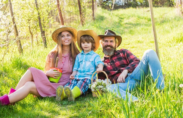 Parada para descanso Descanso familiar feliz na grama verde Descanso de primavera e pausa para recreação Ar fresco Passar o tempo na natureza Desfrutar do descanso durante as férias Relaxar e descontrair Feriados ou fim de semana prolongado