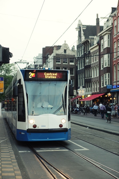 Parada de tranvía en el centro de Ámsterdam