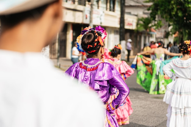 Parade von Menschen mit traditioneller Kleidung der indigenen Kultur der Maya, honduranische Folklore und Alltagskonzept