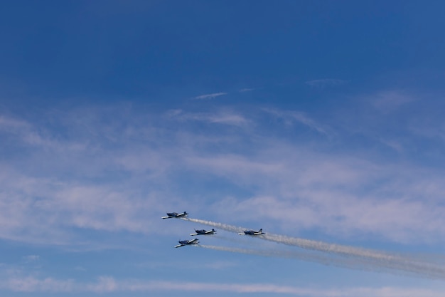 Paradeflugzeug im Flug in geringer Höhe