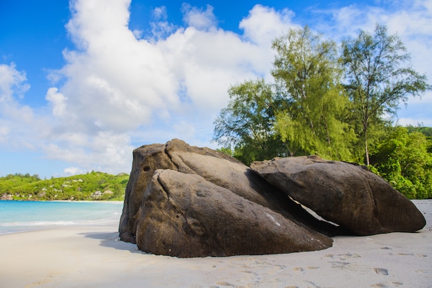 Paradiesansicht des Seychellenstrandes mit Felsen