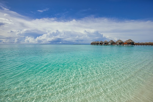 Paradiesinsel der Malediven Tropische Luftlandschaft Meereslandschaft Pierbrücke Wasserbungalows Villen