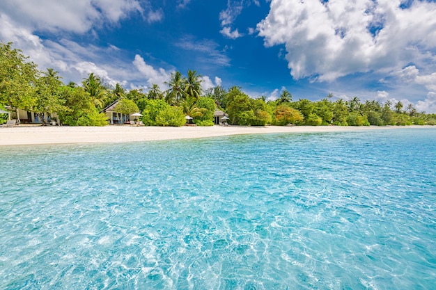 Paradiesischer sonniger Strand, weißer Sand, Kokospalmen und türkisfarbenes Meer auf der tropischen Insel. Sommerurlaub