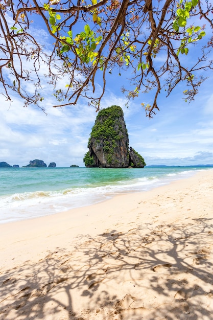 Paradiesstrand auf tropischer Insel mit blauem Himmel am Railay Strand