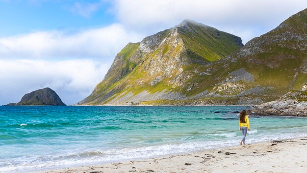 Paradise Beach inmitten der mächtigen norwegischen Klippen, berühmter Haukland-Strand auf den Lofoten