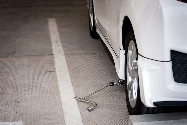 Parafuso de macaco de um carro para alto nível para cima para trocar o pneu do carro ou manutenção.