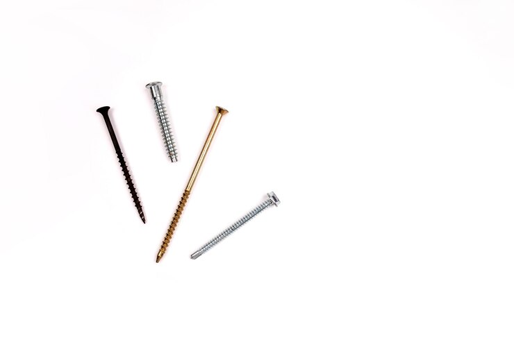 Foto parafusos de metal em um fundo branco, espaço livre. reparação de coisas quebradas, equipamentos quebrados