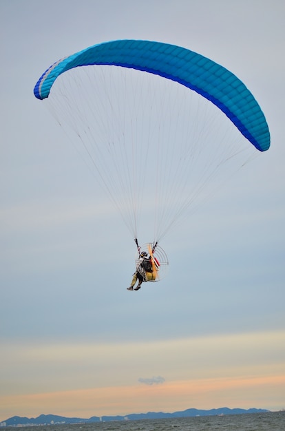 Paraglider de moto na praia