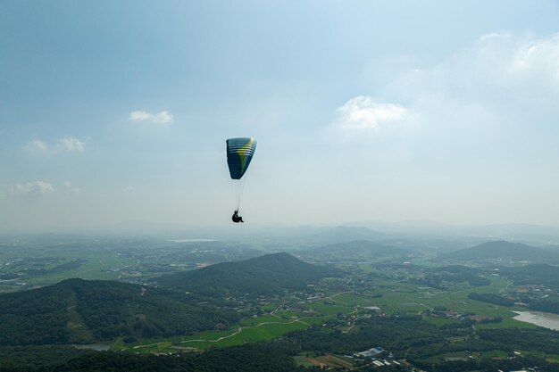 Foto paraglider und landschaft aus den bergen