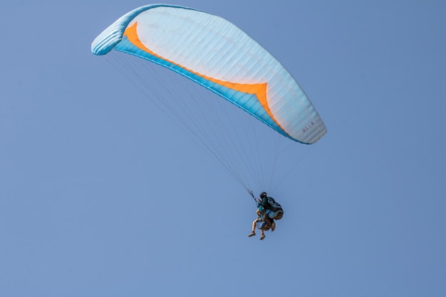 Paragliding fliegt am Hang des Palomaret.