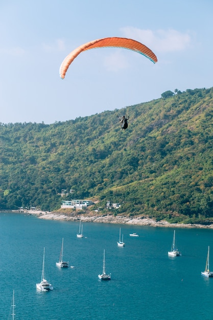 Paragliding fliegt an einem sonnigen Tag über das Meer