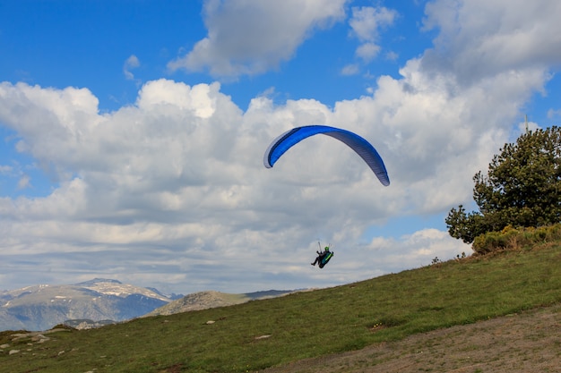 Paragliding fliegt durch die grünen Wiesen. Sportkonzept