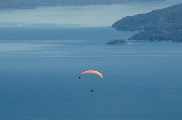 Paragliding-Flug über den See Nahuel Huapi
