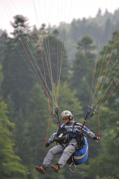 Paragliding-Sport in wunderschöner Natur und extremen Szenen und People-Stunts