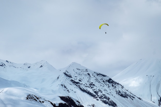 Paragliding über Berge nahe Gudauri, Georgia