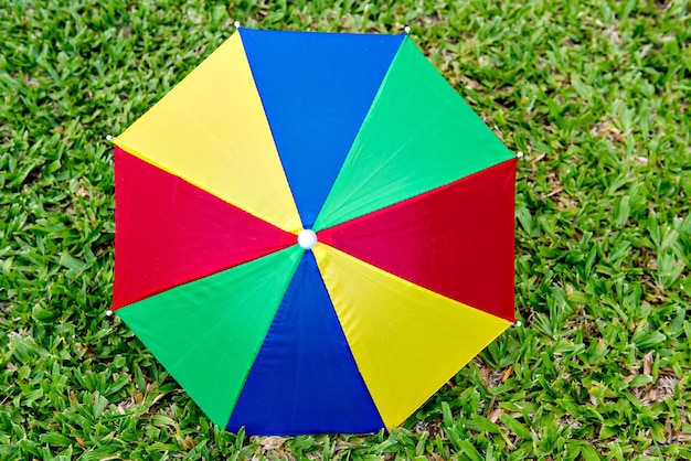 Paraguas de colores en el carnaval de hierba Brasil