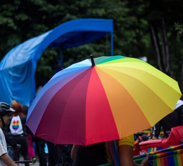 Paraguas con colores LGBT pride.