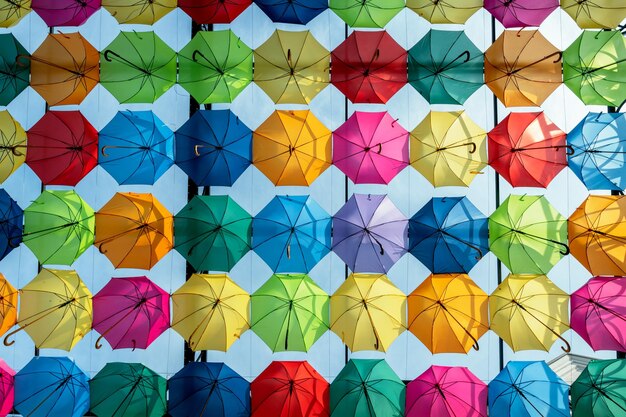 Foto paraguas de colores sobre la calle