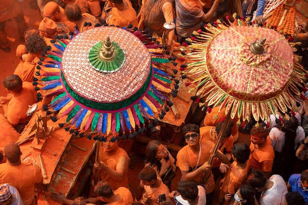 Un paraguas colorido con la palabra "holi"