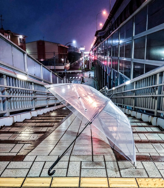 Foto paraguas en la escalera en la ciudad por la noche