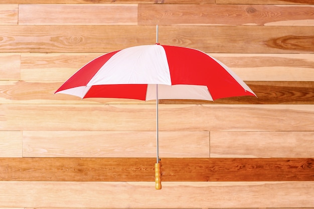 Foto paraguas con estilo en madera