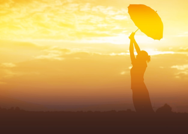 Paraguas mujer y silueta al atardecer