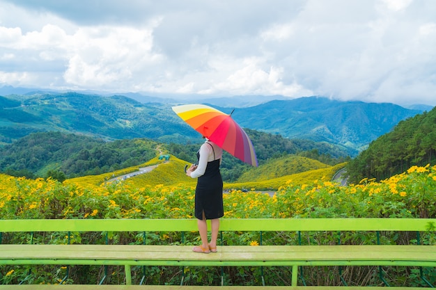 Paraguas multicolor del asimiento asiático de la mujer.