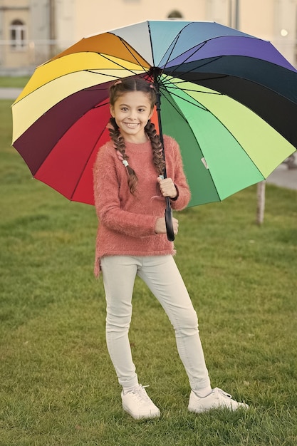 Paraguas multicolor para niña feliz Estado de ánimo positivo en clima lluvioso de otoño Arco iris después de la lluvia niño alegre Paraguas estilo primavera Niña pequeña sostiene paraguas colorido Belleza con paraguas