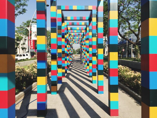 Foto paraguas multicoloridas na cidade contra o céu