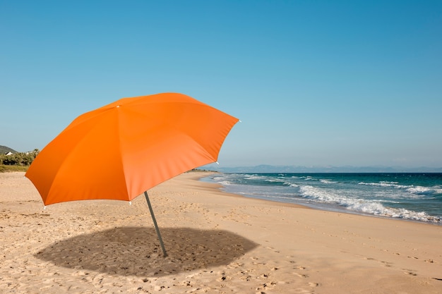 Paraguas naranja en el collage de la playa