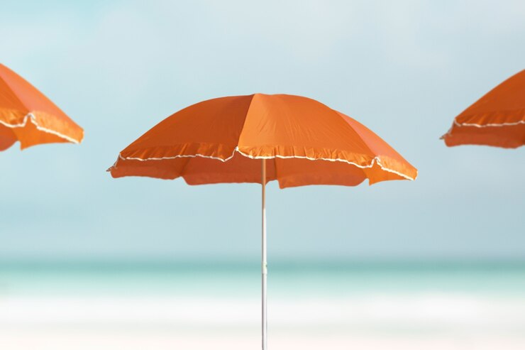 Foto paraguas naranja en el collage de la playa