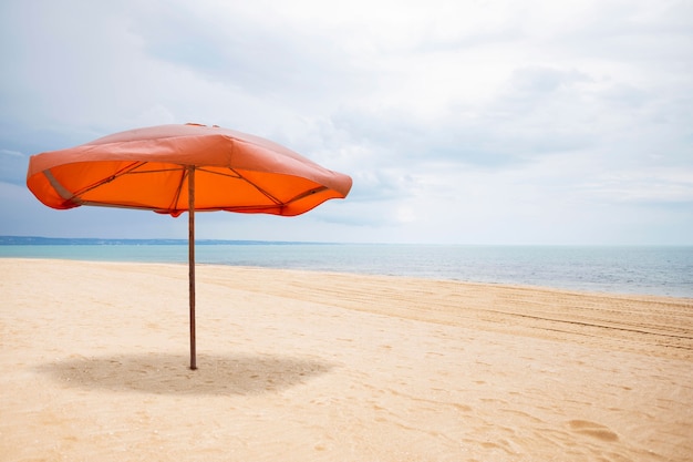 Foto paraguas naranja en el collage de la playa